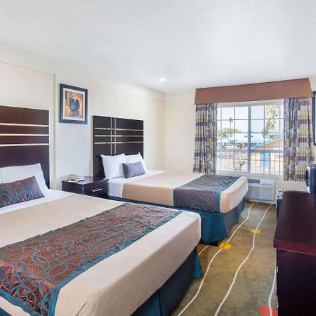 Travelodge By Wyndham Fresno Yosemite Area Buitenkant foto