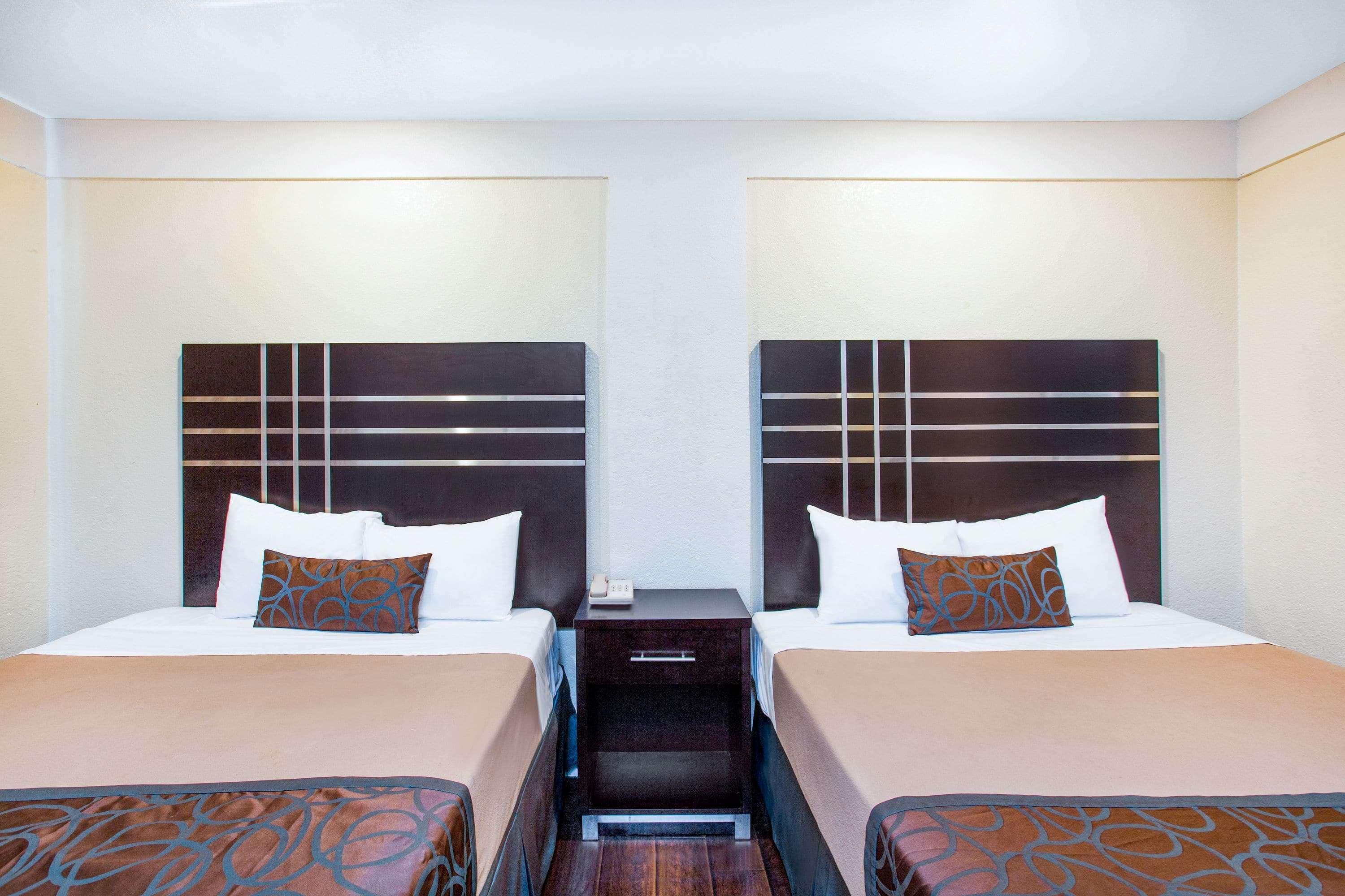 Travelodge By Wyndham Fresno Yosemite Area Buitenkant foto